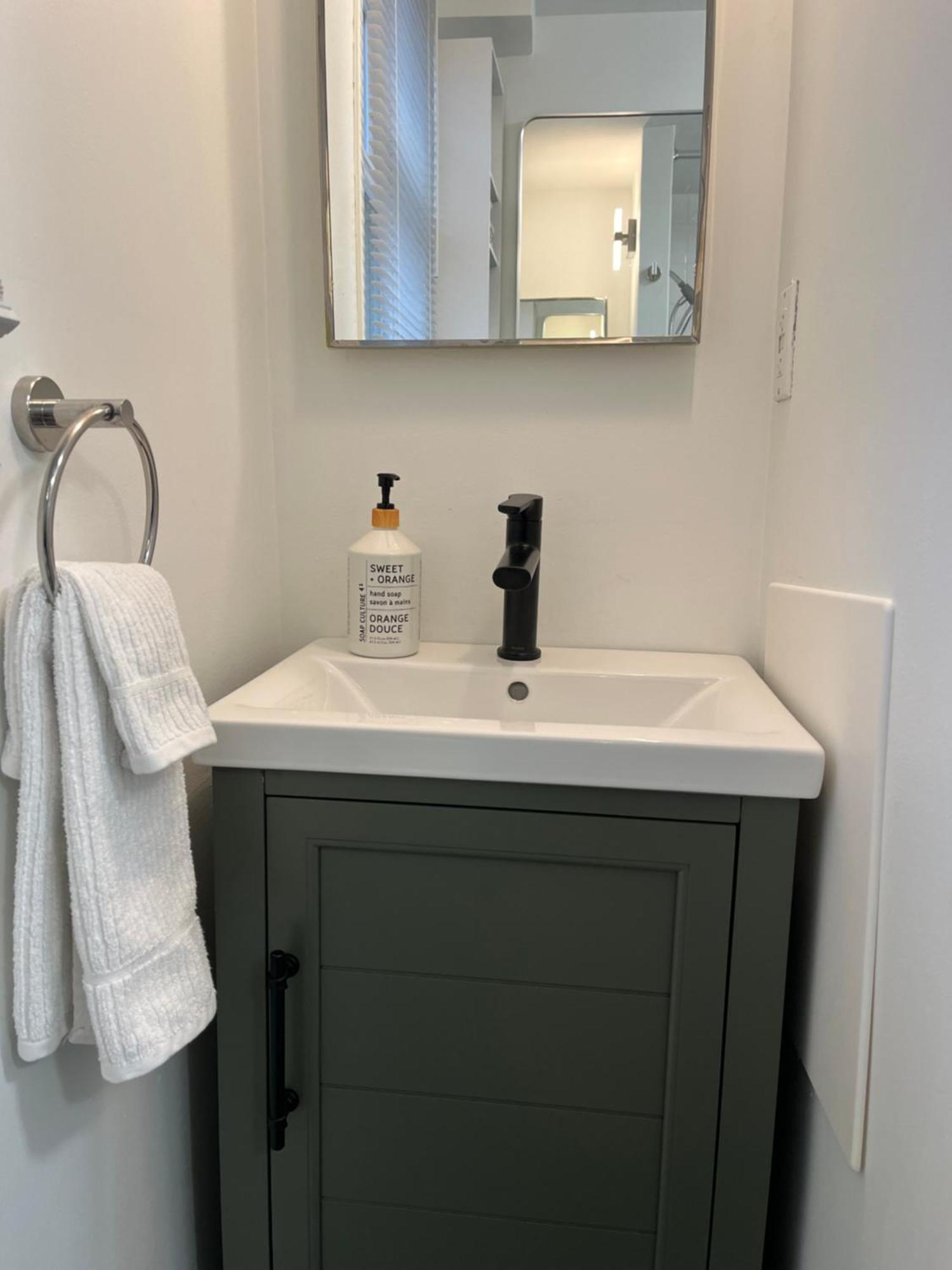 Apartment Bright, Private, Peaceful With Retail Conveniences Steps Away Toronto
