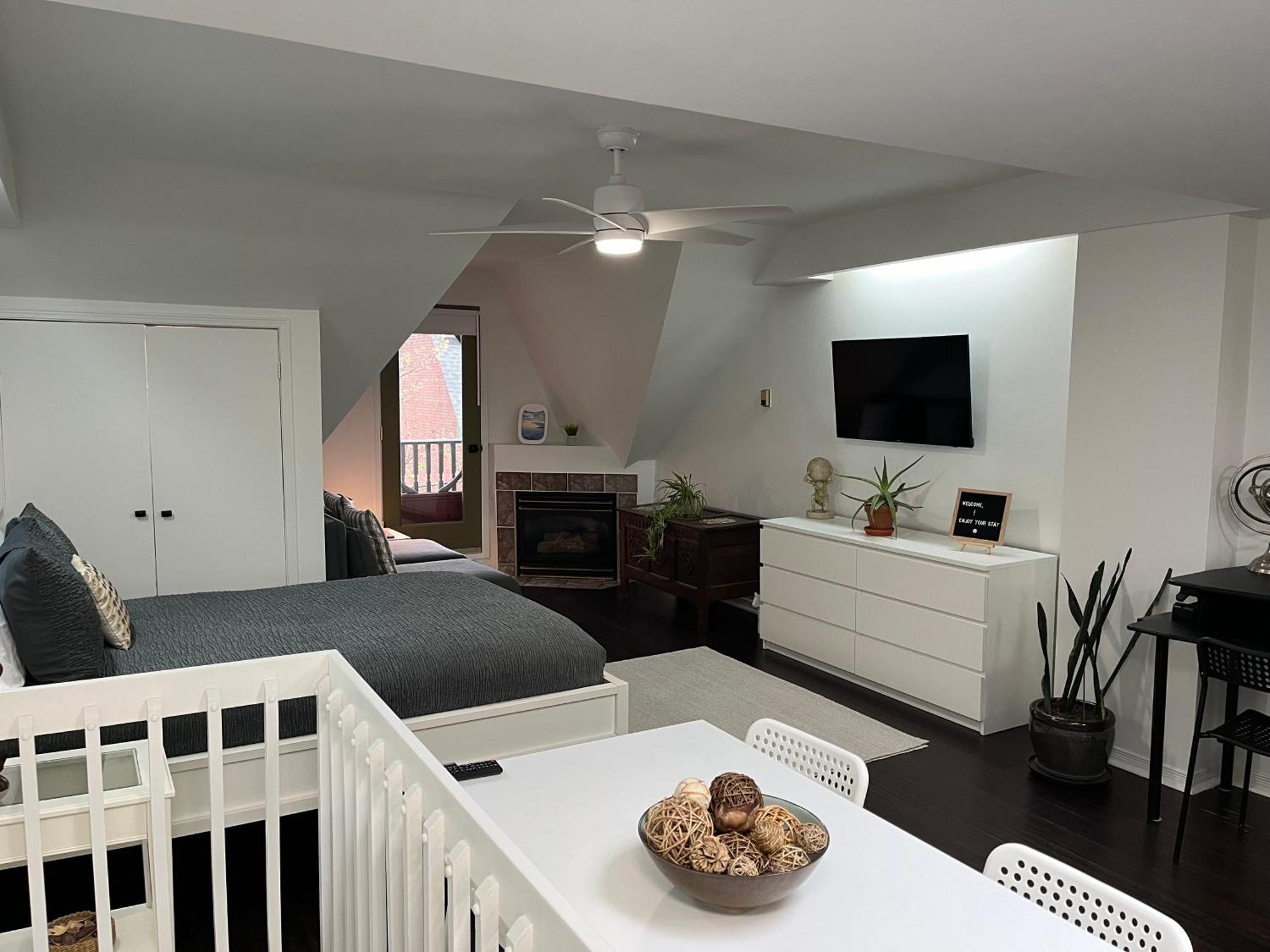 Bright, Private, Peaceful With Retail Conveniences Steps Away Apartment Toronto