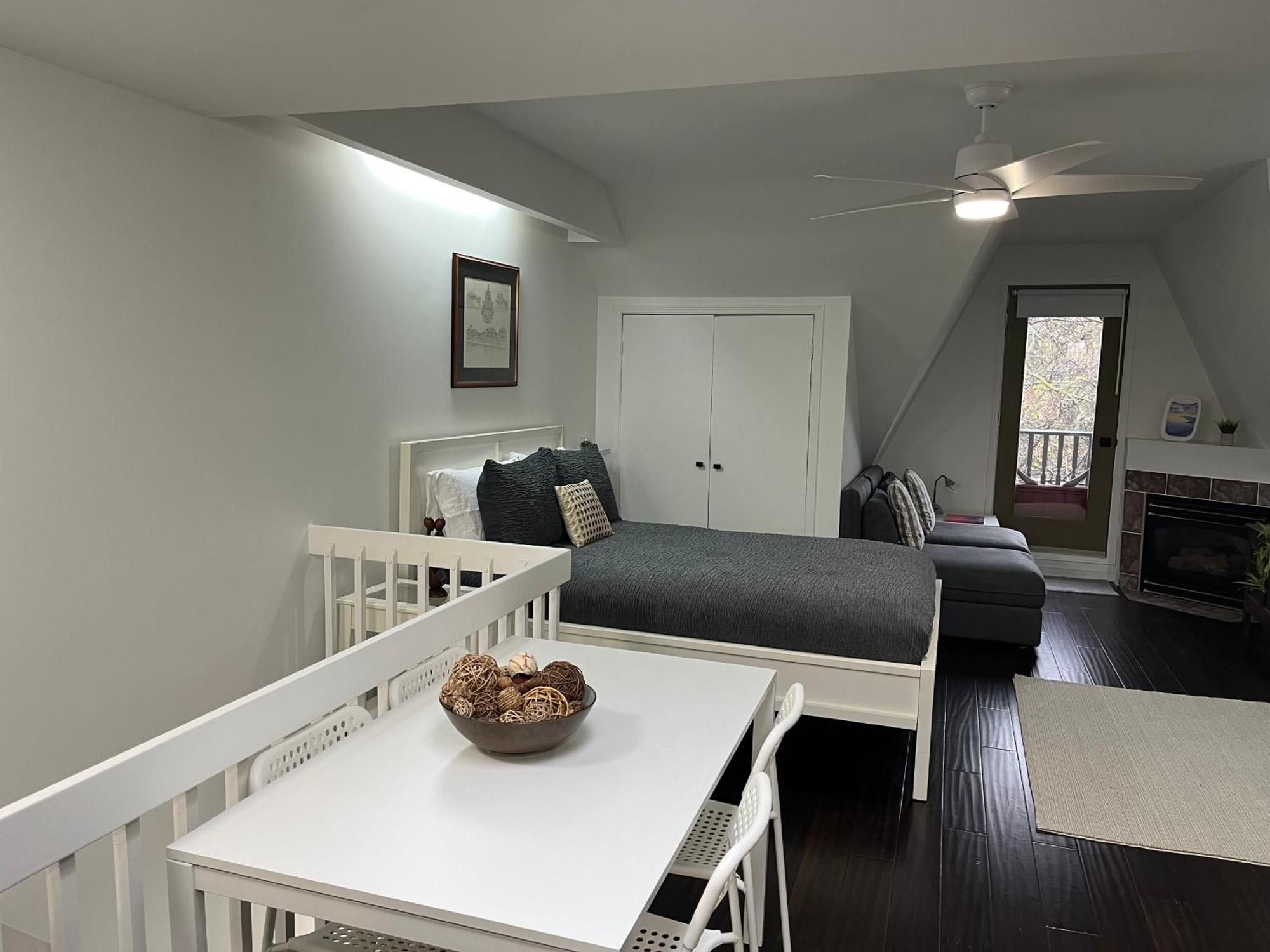 Apartment Bright, Private, Peaceful With Retail Conveniences Steps Away *