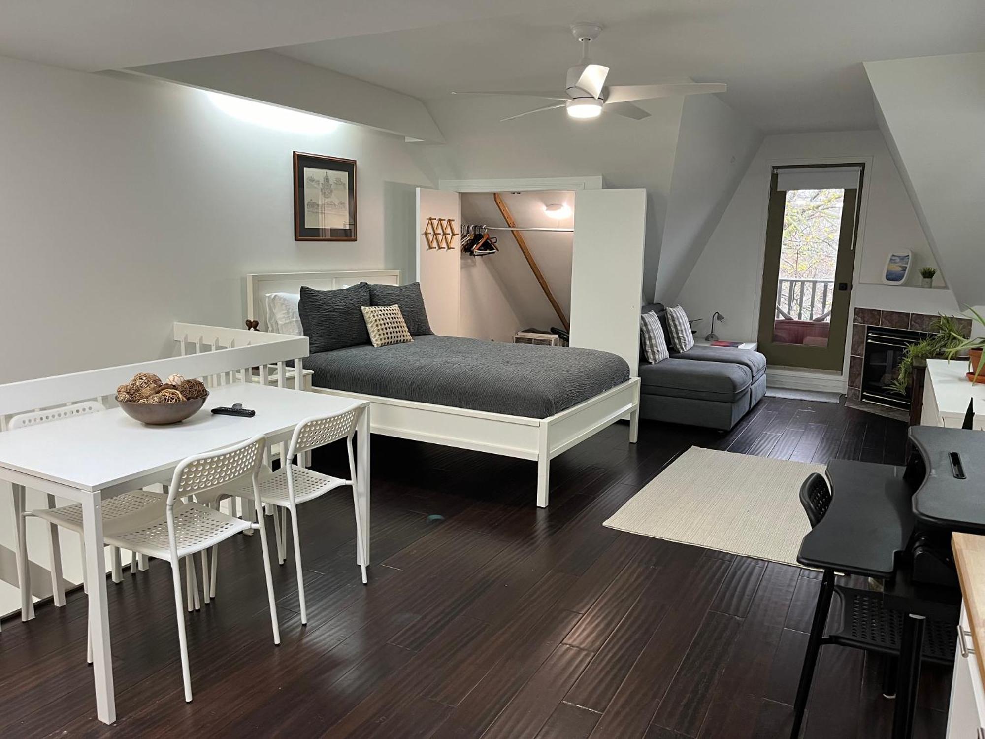 Apartment Bright, Private, Peaceful With Retail Conveniences Steps Away Toronto