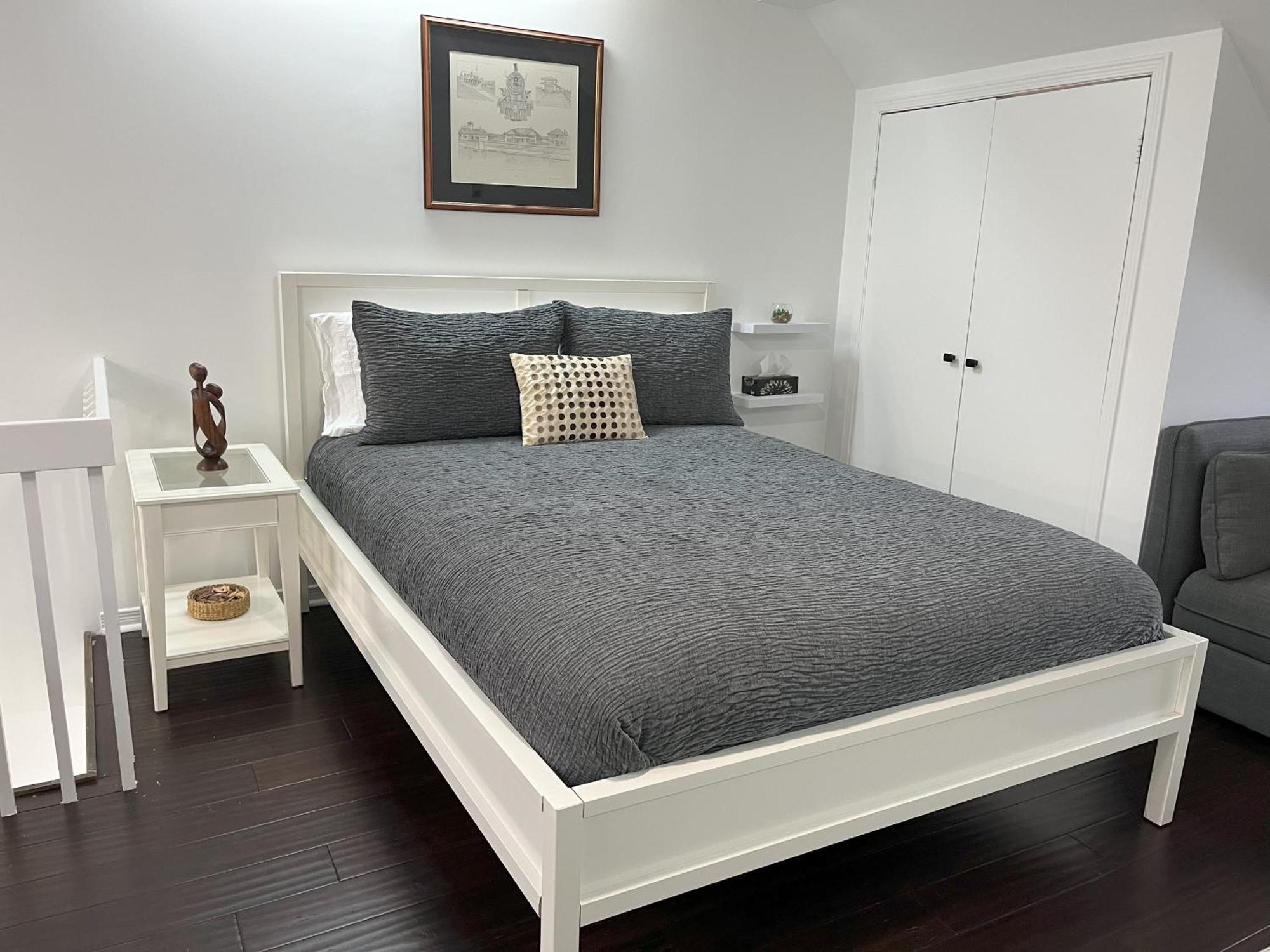 Apartment Bright, Private, Peaceful With Retail Conveniences Steps Away Toronto