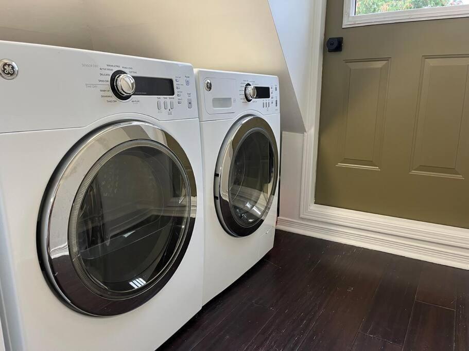 Apartment Bright, Private, Peaceful With Retail Conveniences Steps Away Toronto