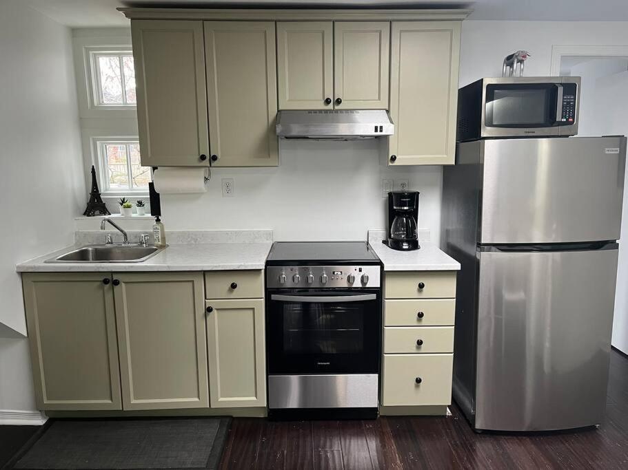Bright, Private, Peaceful With Retail Conveniences Steps Away Apartment