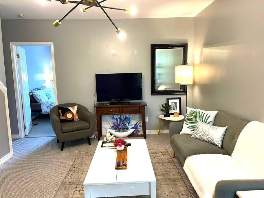 Superb Spacious Loft Old Near Distillery District Apartment *
