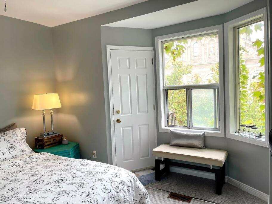 Superb Spacious Loft Old Near Distillery District Apartment *