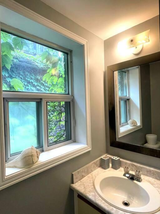 Apartment Superb Spacious Loft Old Near Distillery District *