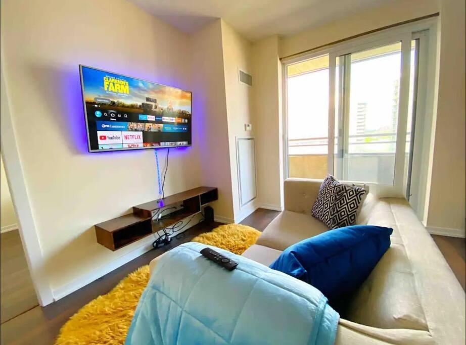 Cozy One Bedroom Unit With Balcony Toronto