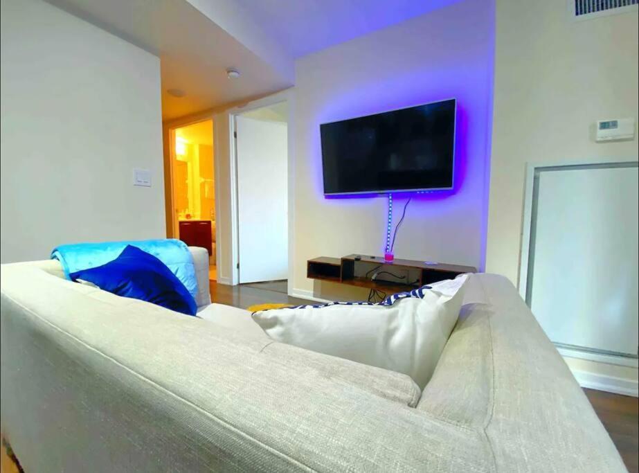Cozy One Bedroom Unit With Balcony Apartment *