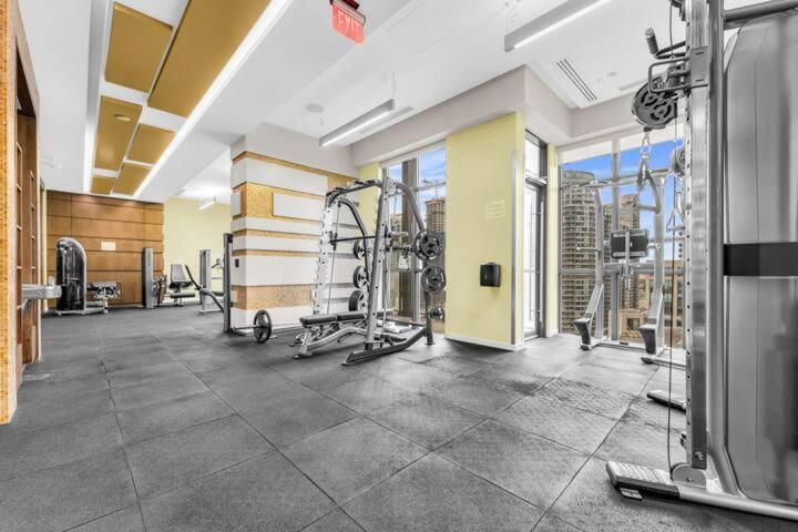 Luxury 2br Downtown Facing Cn Tower Apartment
