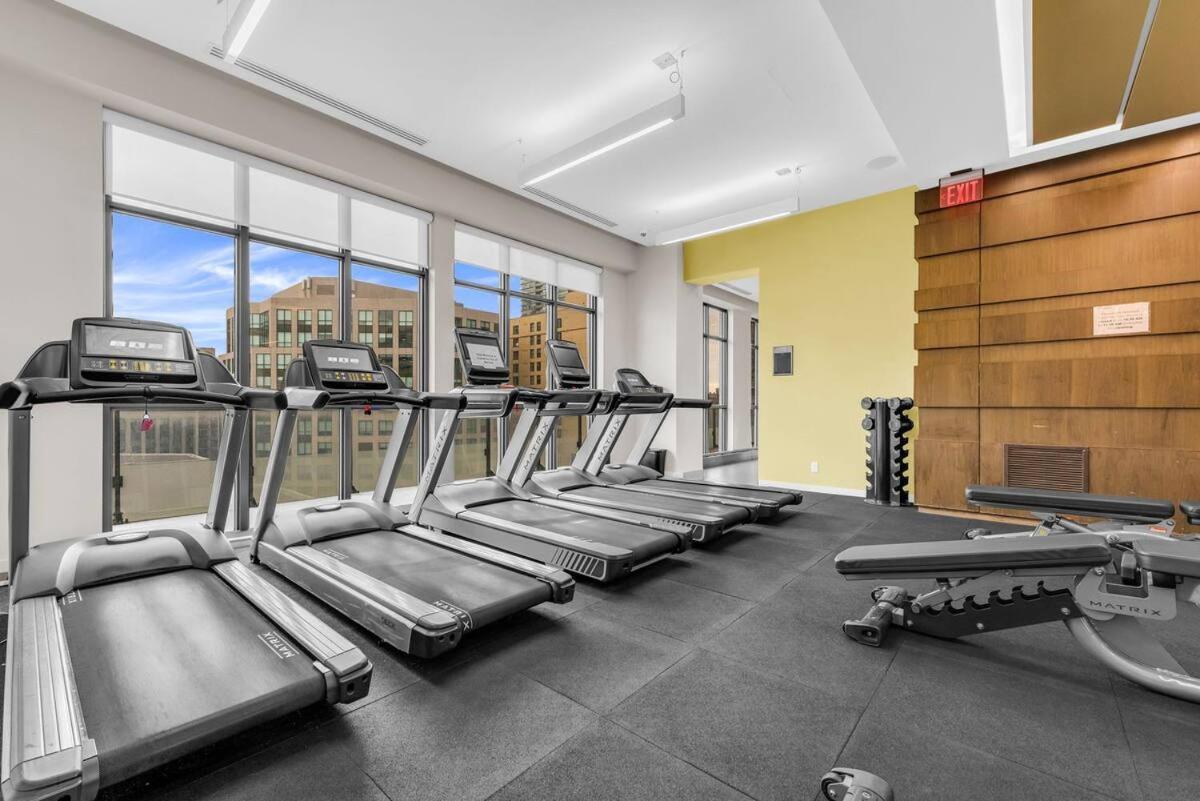 Luxury 2br Downtown Facing Cn Tower Apartment