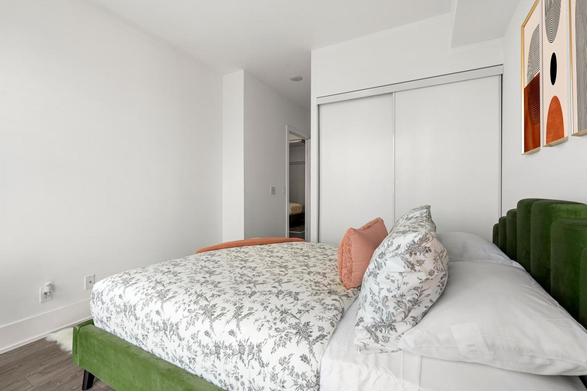 Luxury 2br Downtown Facing Cn Tower Apartment Toronto