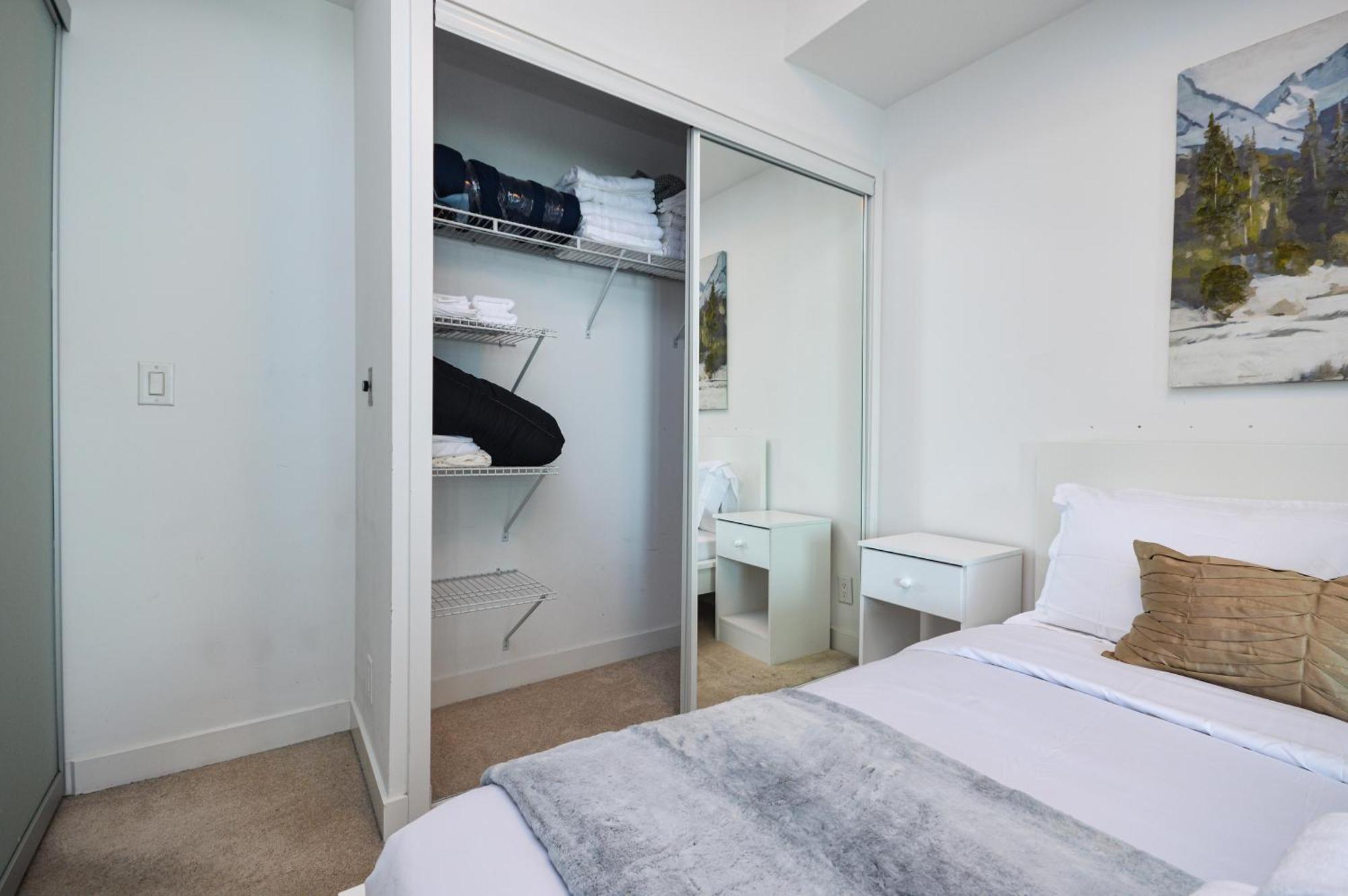 Downtown Scotiabank Arena, Metro Convention Centre Apartment *