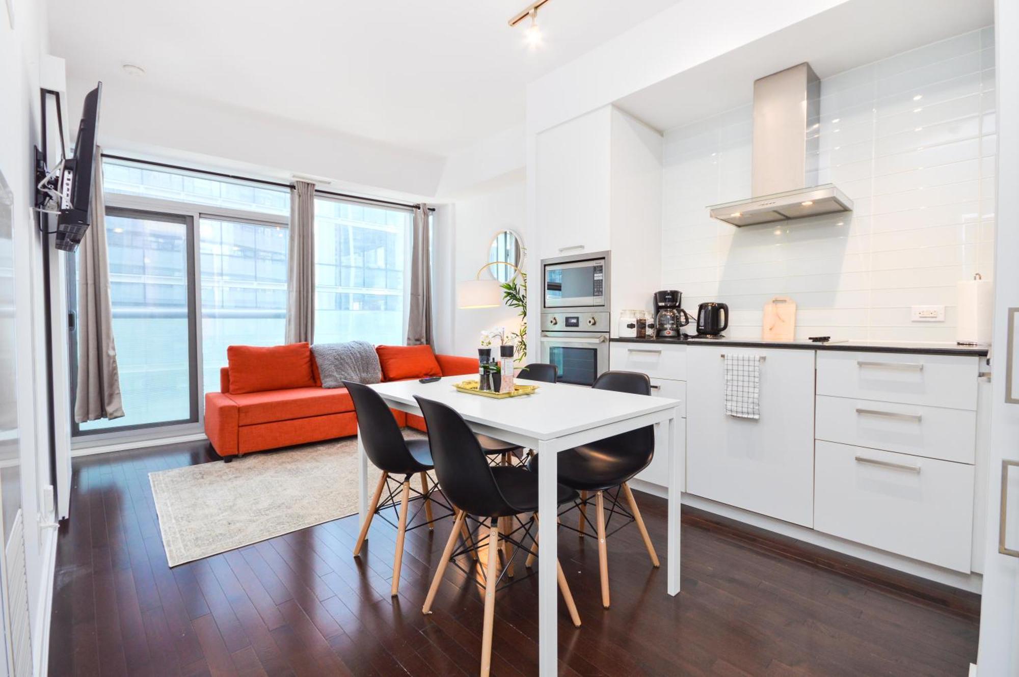 Downtown Scotiabank Arena, Metro Convention Centre Apartment *