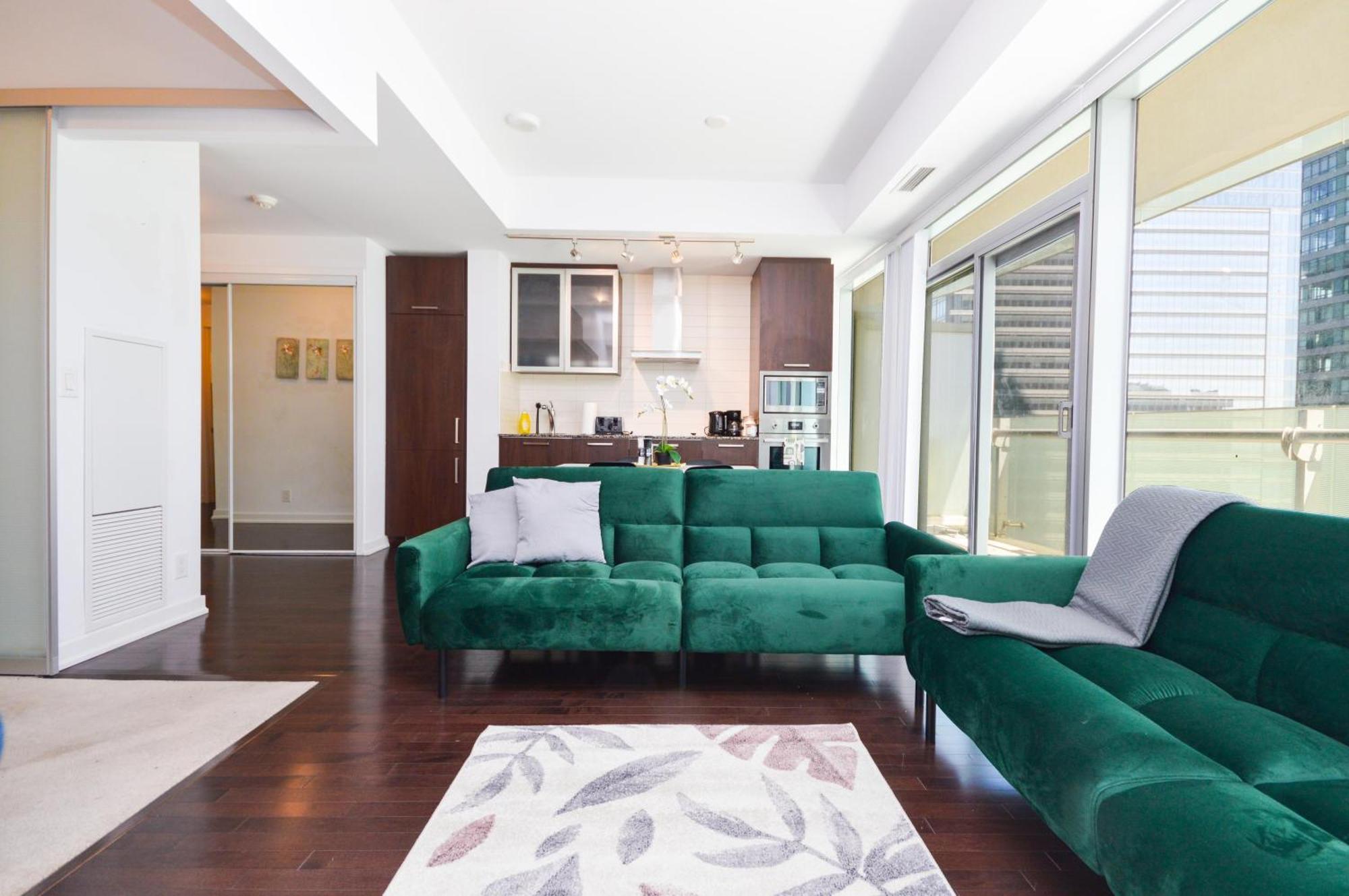 Downtown Scotiabank Arena, Metro Convention Centre Apartment Toronto