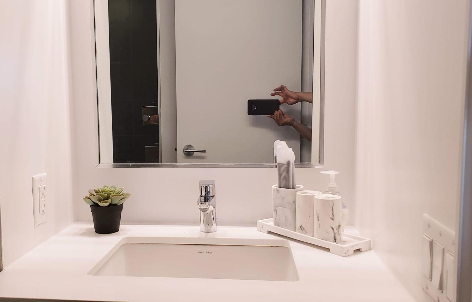 Apartment Elegant 2 Bedroom, 2 Bathroom Downtown Retreat With Superior Views Toronto