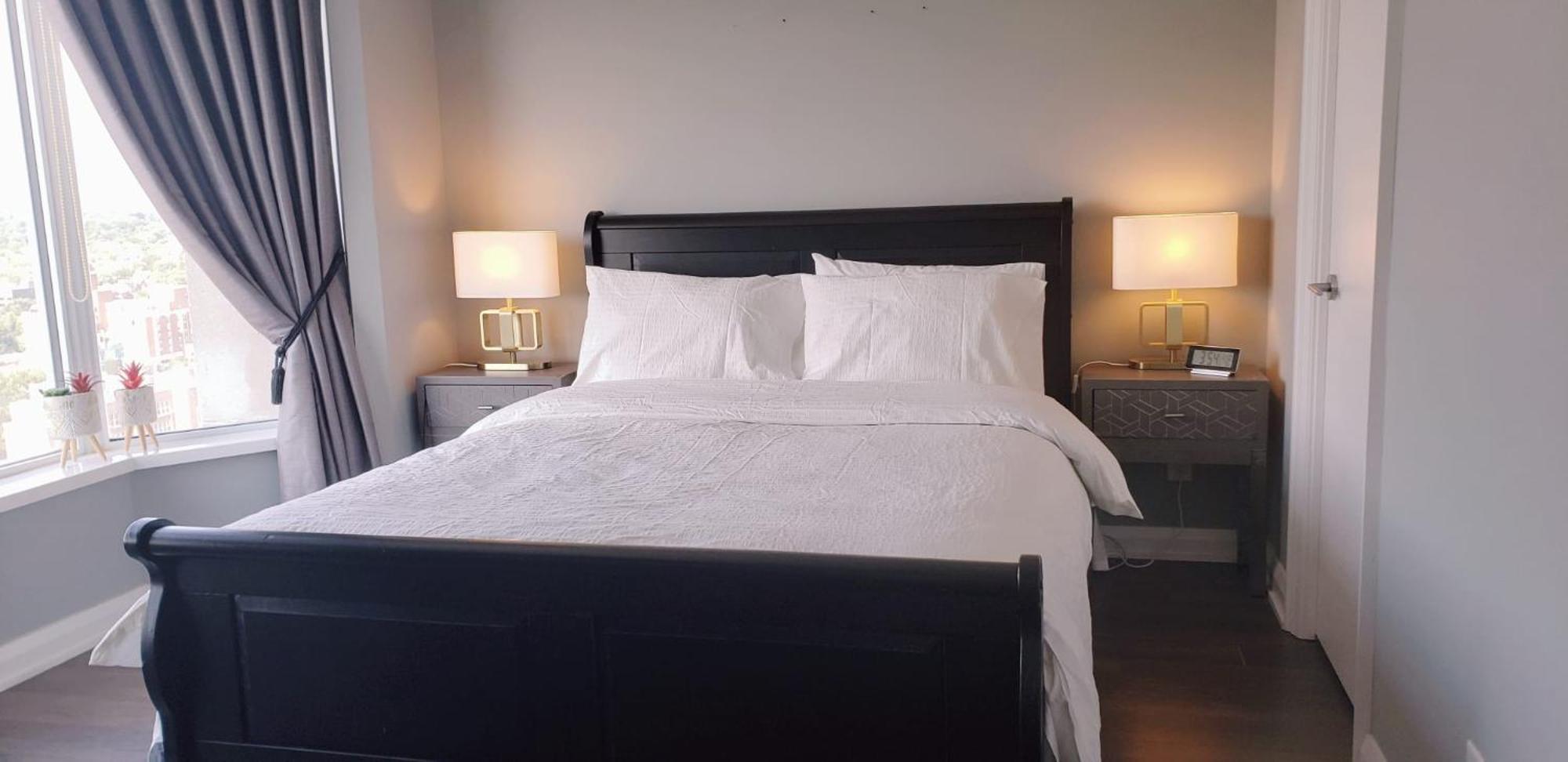 Elegant 2 Bedroom, 2 Bathroom Downtown Retreat With Superior Views