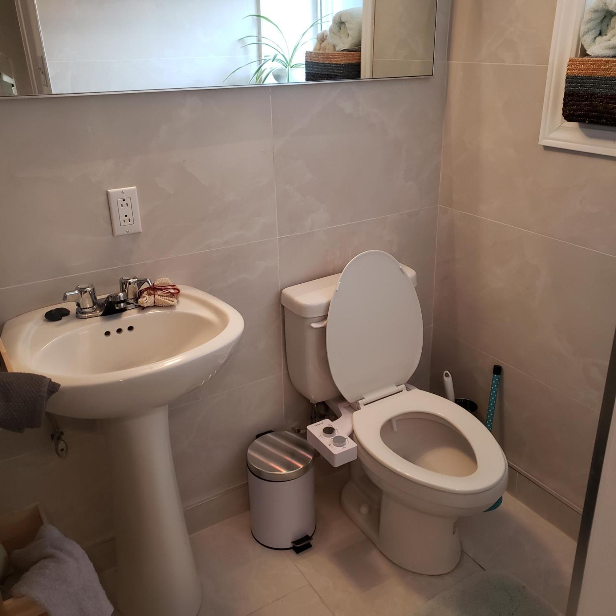 Netzero With Separate Ecoapt Bsmt Apartment Toronto