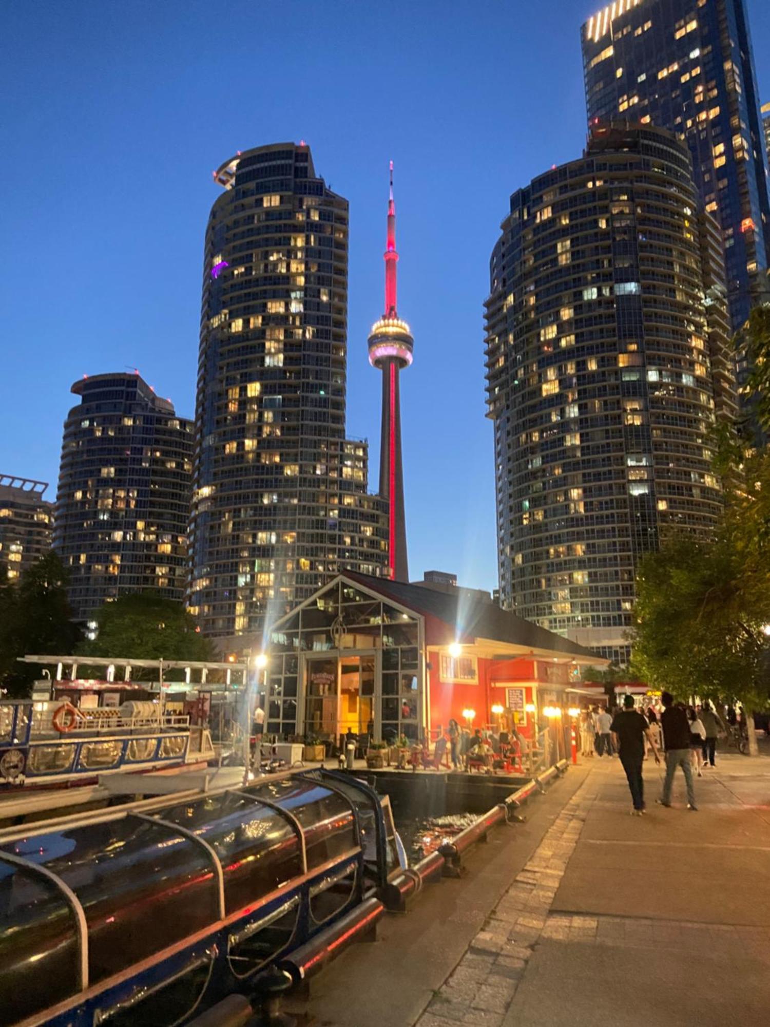 Apartment Lakeside Haven: Harbourfront With Million-dollar Views *