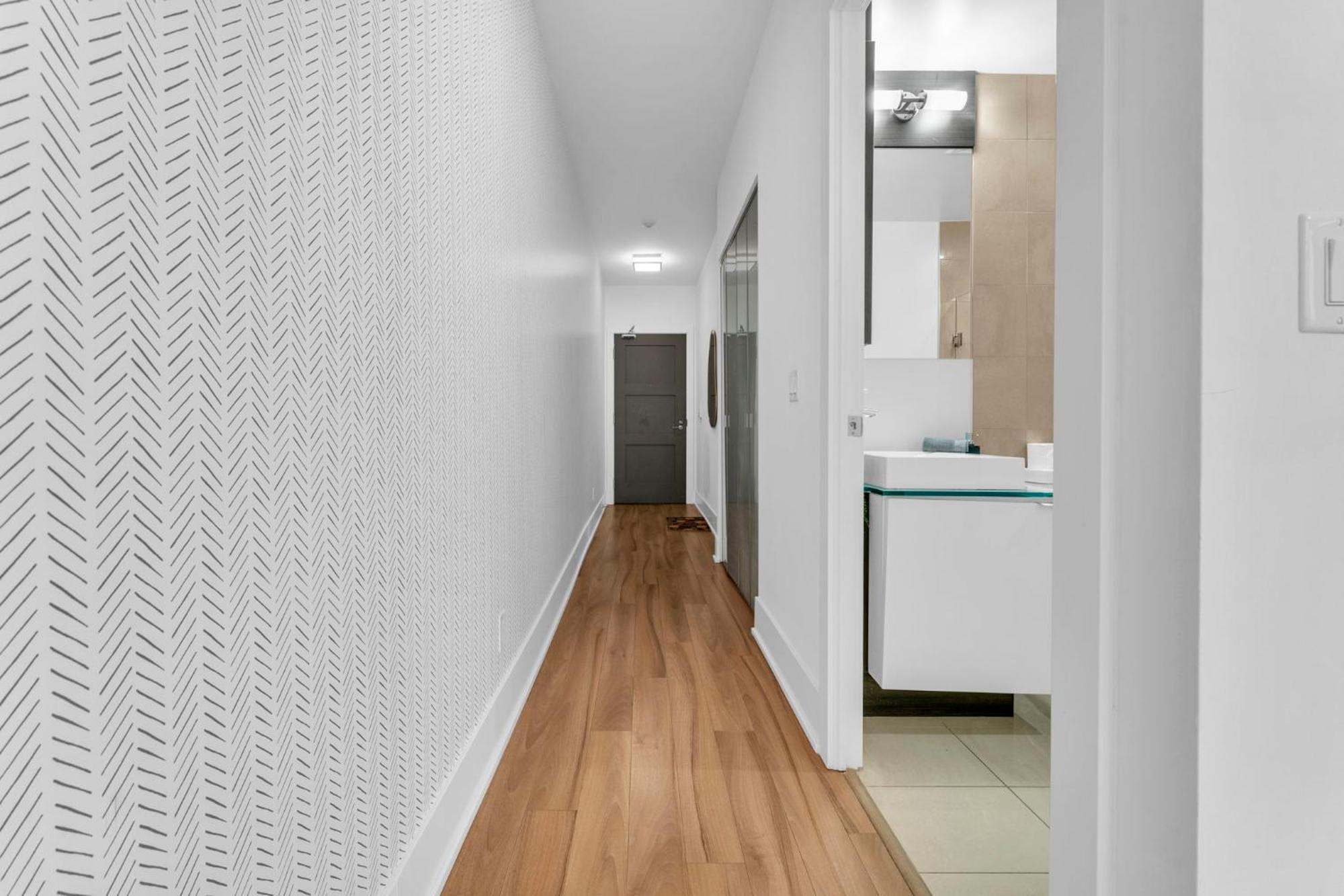 Estate 1 Bedroom Front Street West Apartment Toronto