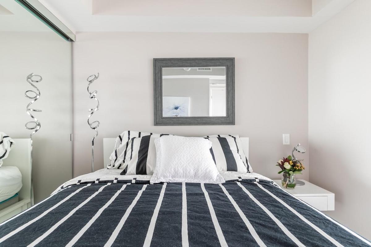 Yorkville Luxury 2 Bedroom & Parking