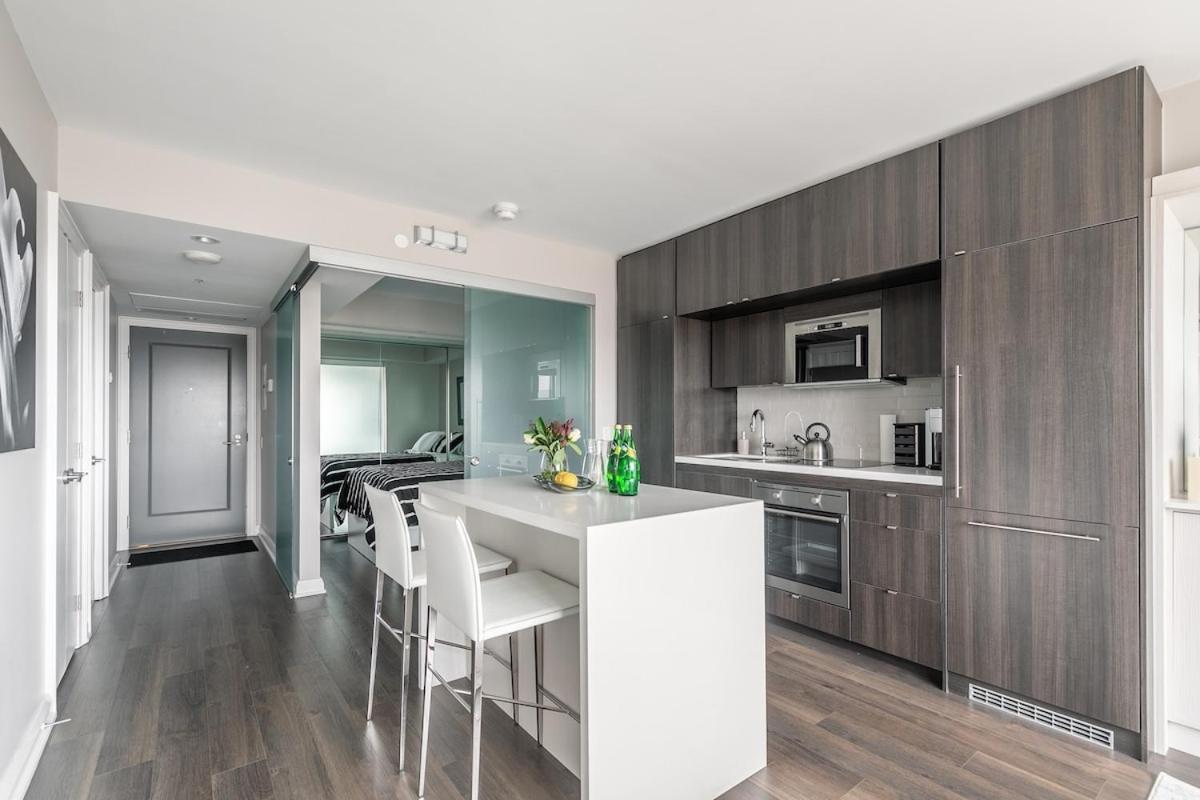 Apartment Yorkville Luxury 2 Bedroom & Parking