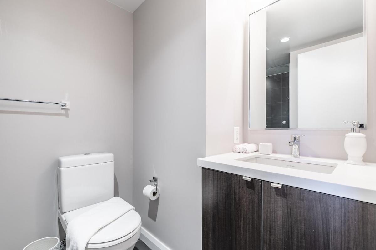 Yorkville Luxury 2 Bedroom & Parking