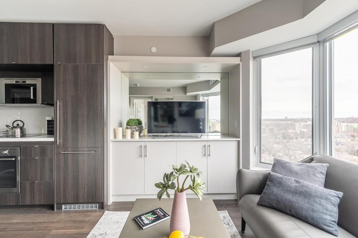 Apartment Yorkville Luxury 2 Bedroom & Parking *
