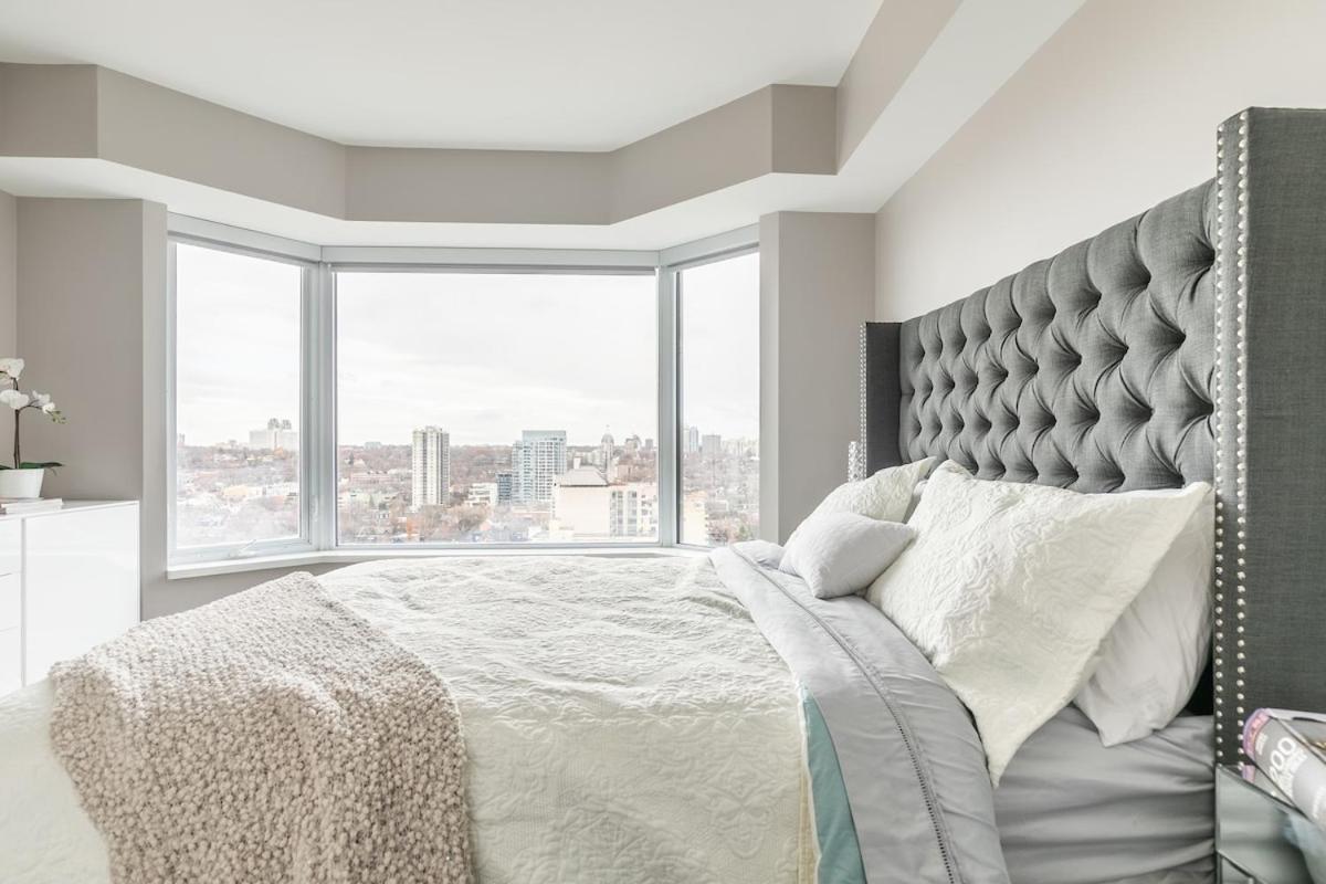 Yorkville Luxury 2 Bedroom & Parking Apartment *