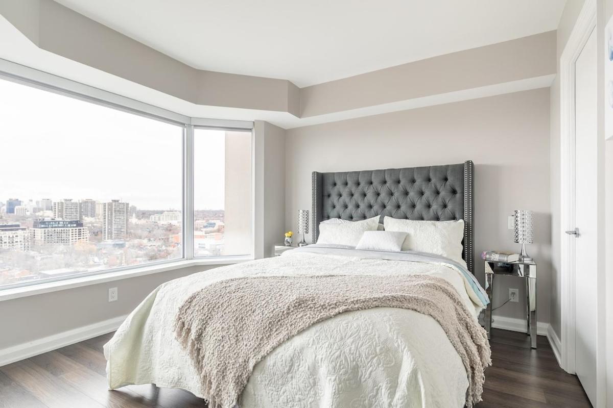Yorkville Luxury 2 Bedroom & Parking