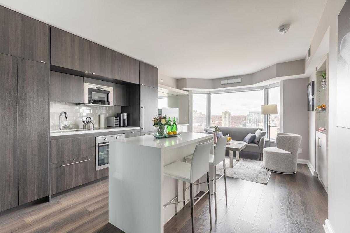 Yorkville Luxury 2 Bedroom & Parking Apartment