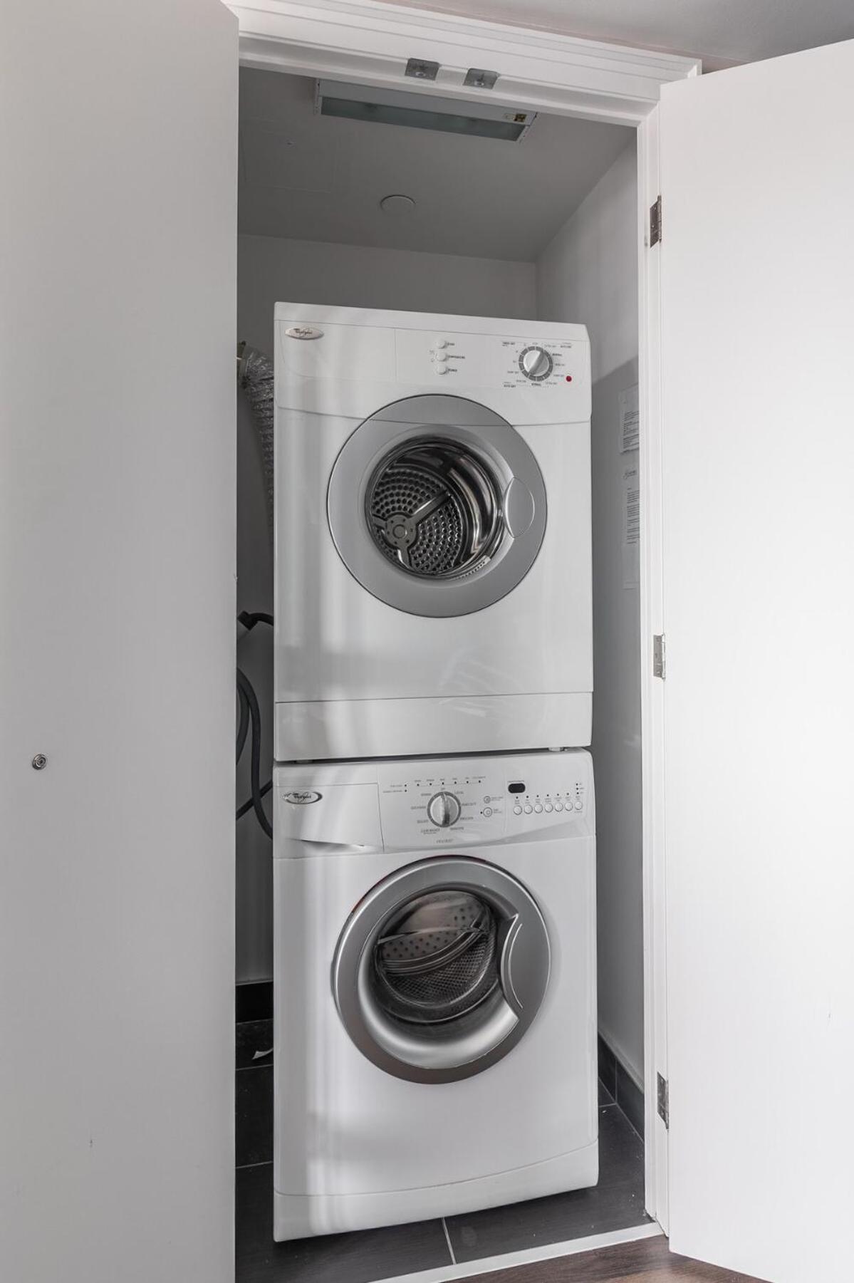 Yorkville Luxury 2 Bedroom & Parking * Toronto