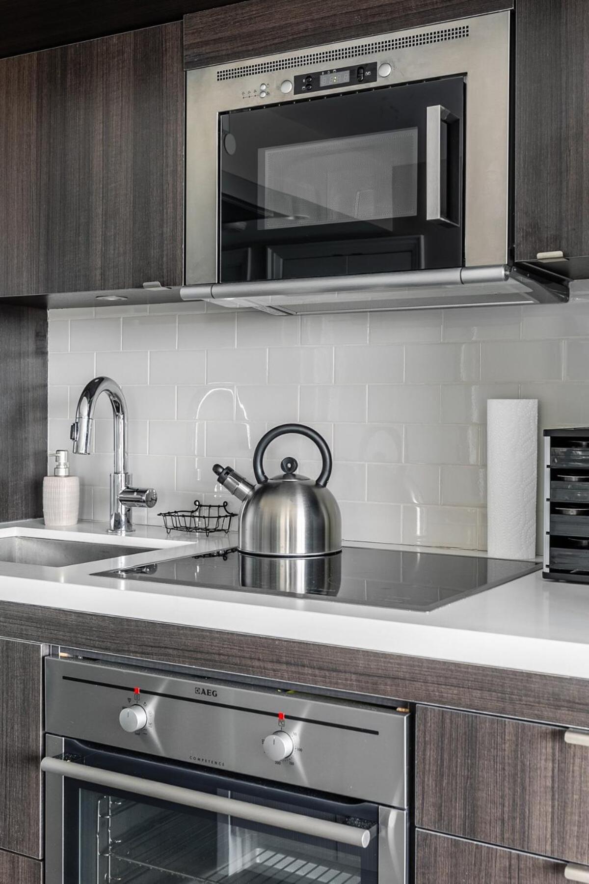 Yorkville Luxury 2 Bedroom & Parking Apartment