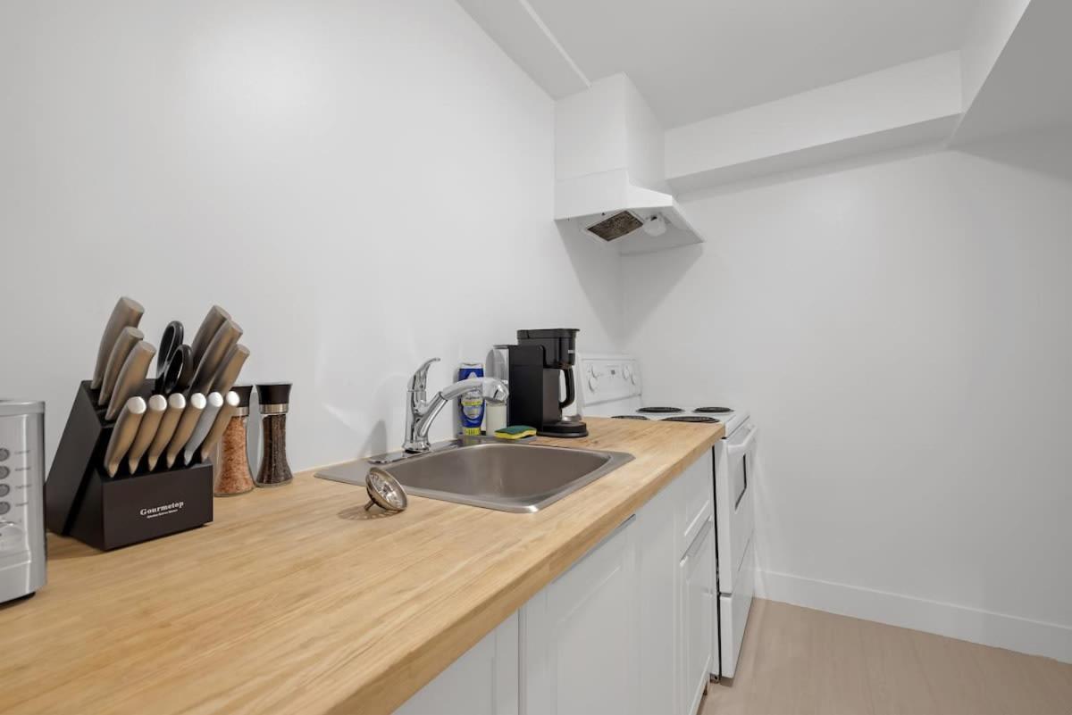 Cozy Lower Level In Trendy Neighbourhood Apartment Toronto