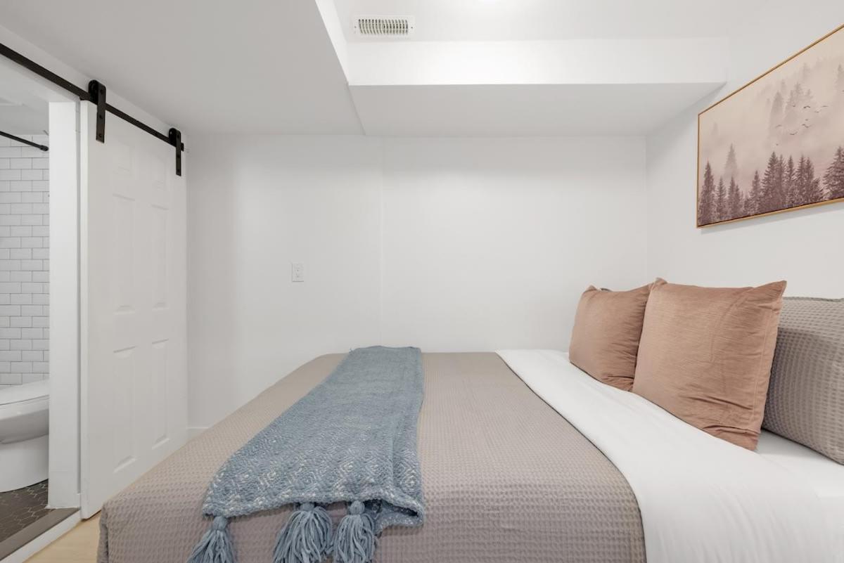 Cozy Lower Level In Trendy Neighbourhood Toronto
