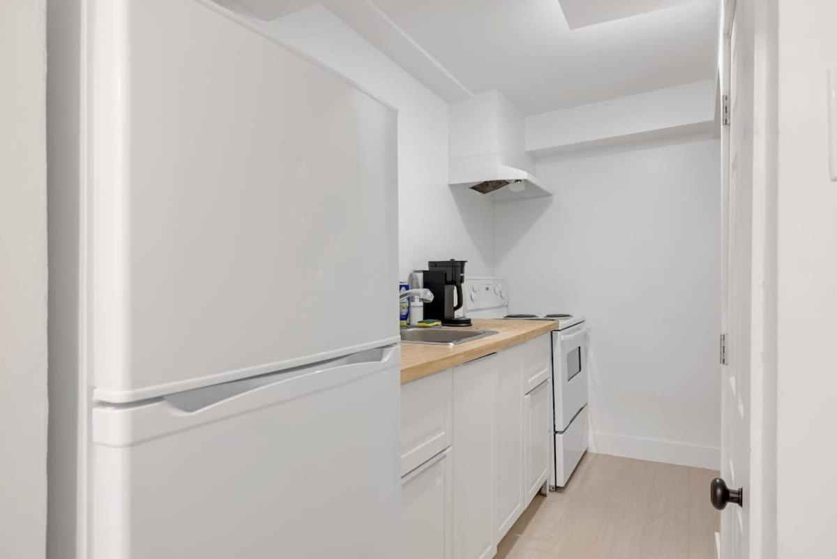 Cozy Lower Level In Trendy Neighbourhood Apartment Toronto