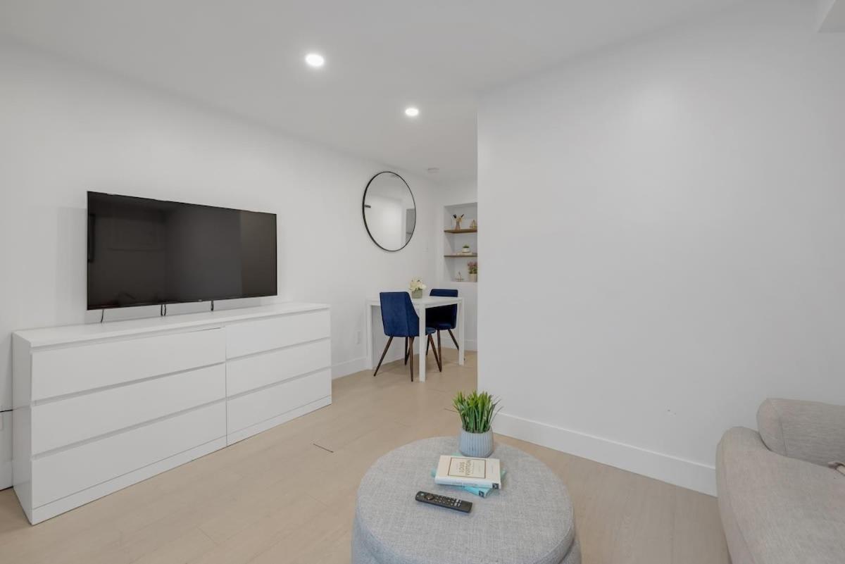 Cozy Lower Level In Trendy Neighbourhood Toronto