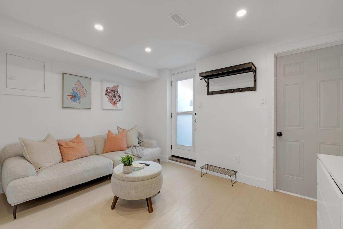Cozy Lower Level In Trendy Neighbourhood * Toronto