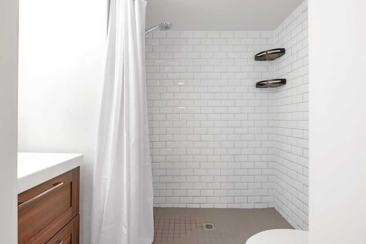 Apartment Cozy Lower Level In Trendy Neighbourhood