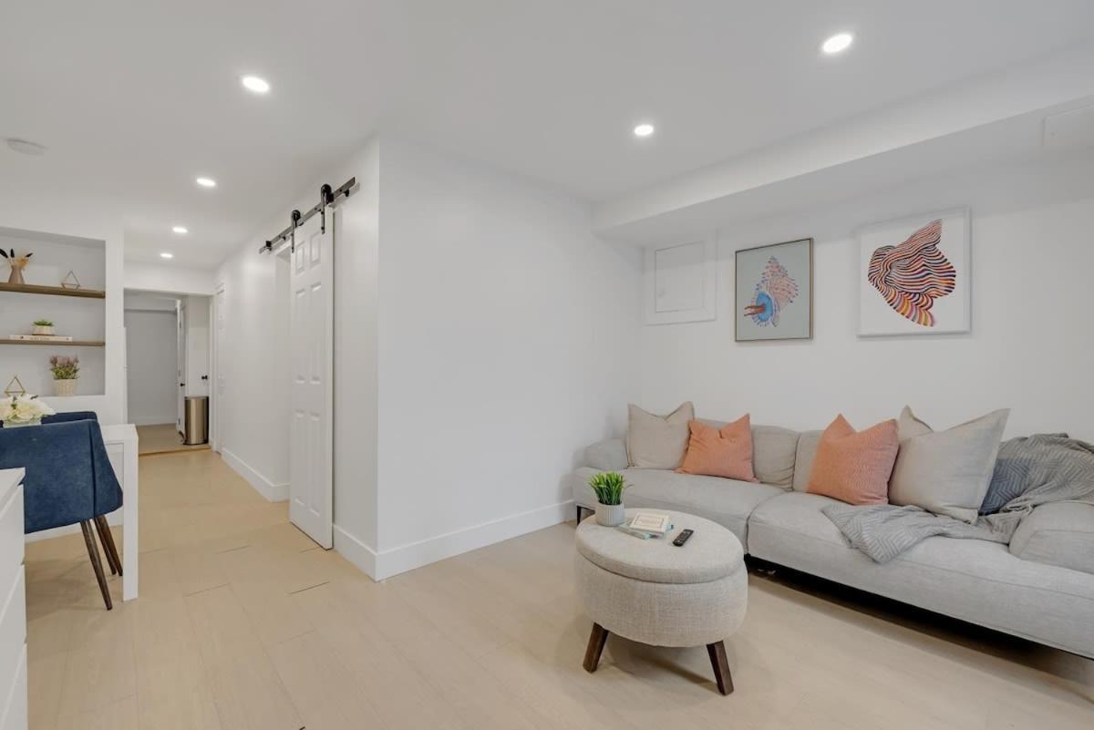 Cozy Lower Level In Trendy Neighbourhood Apartment Toronto