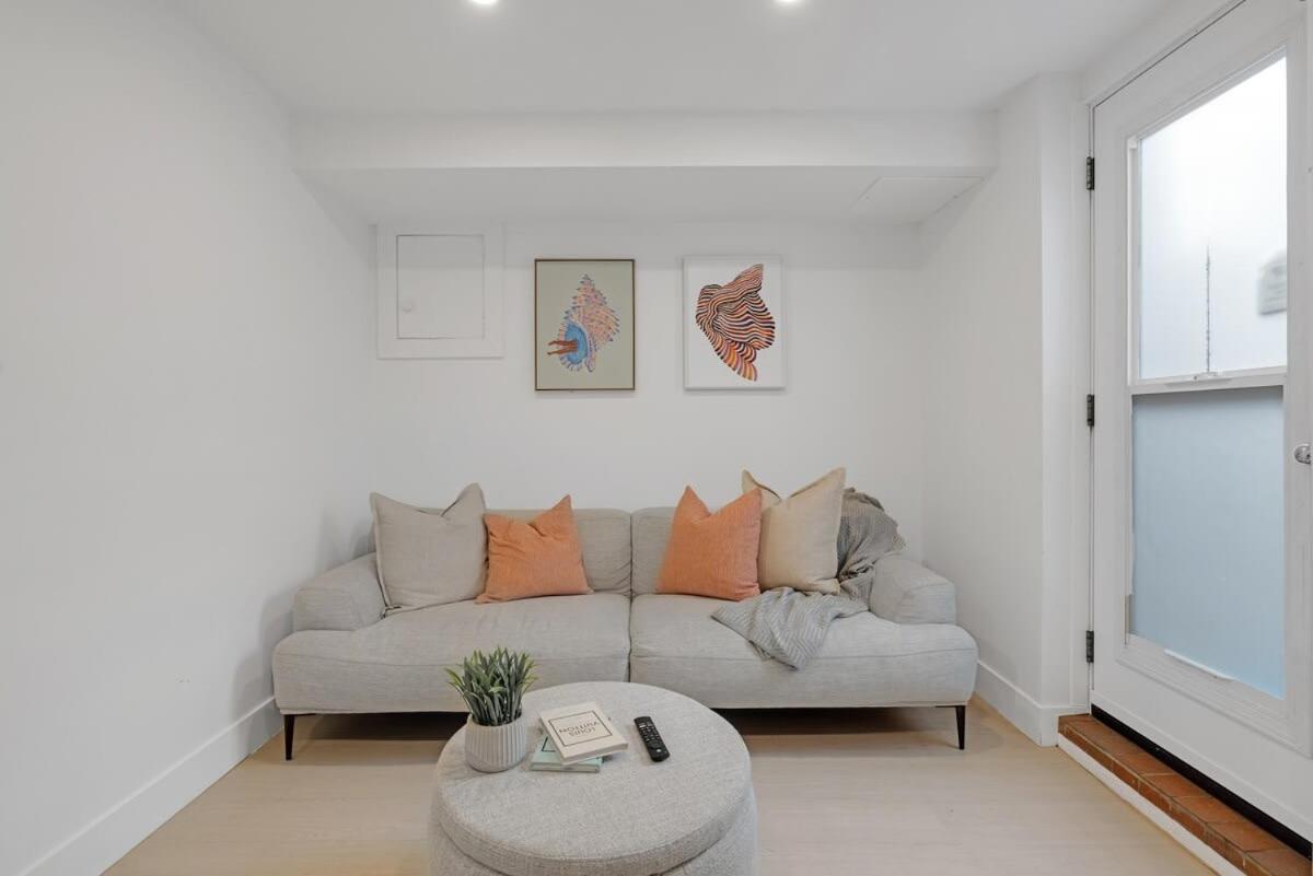 Cozy Lower Level In Trendy Neighbourhood *