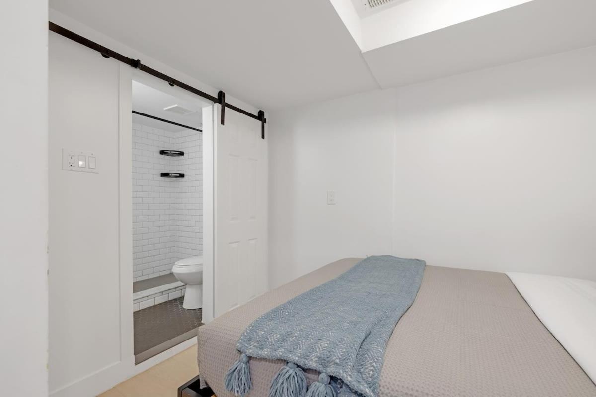 Cozy Lower Level In Trendy Neighbourhood Toronto