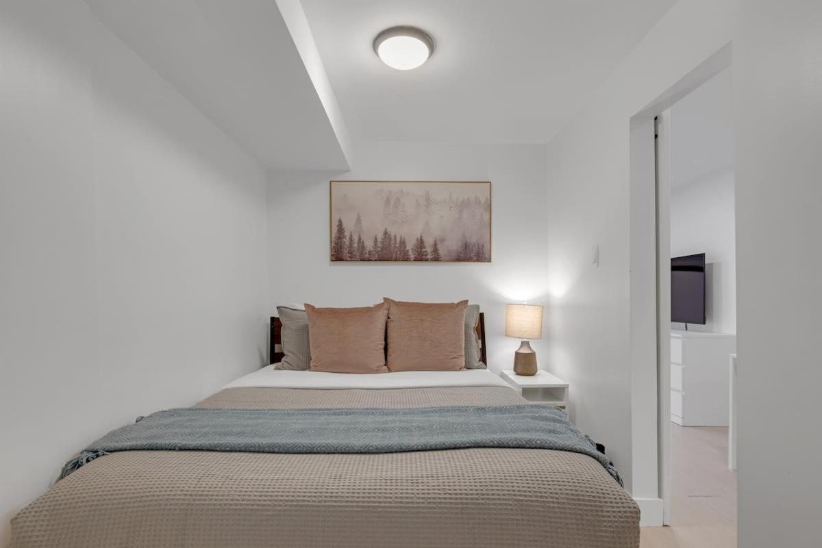 Apartment Cozy Lower Level In Trendy Neighbourhood *