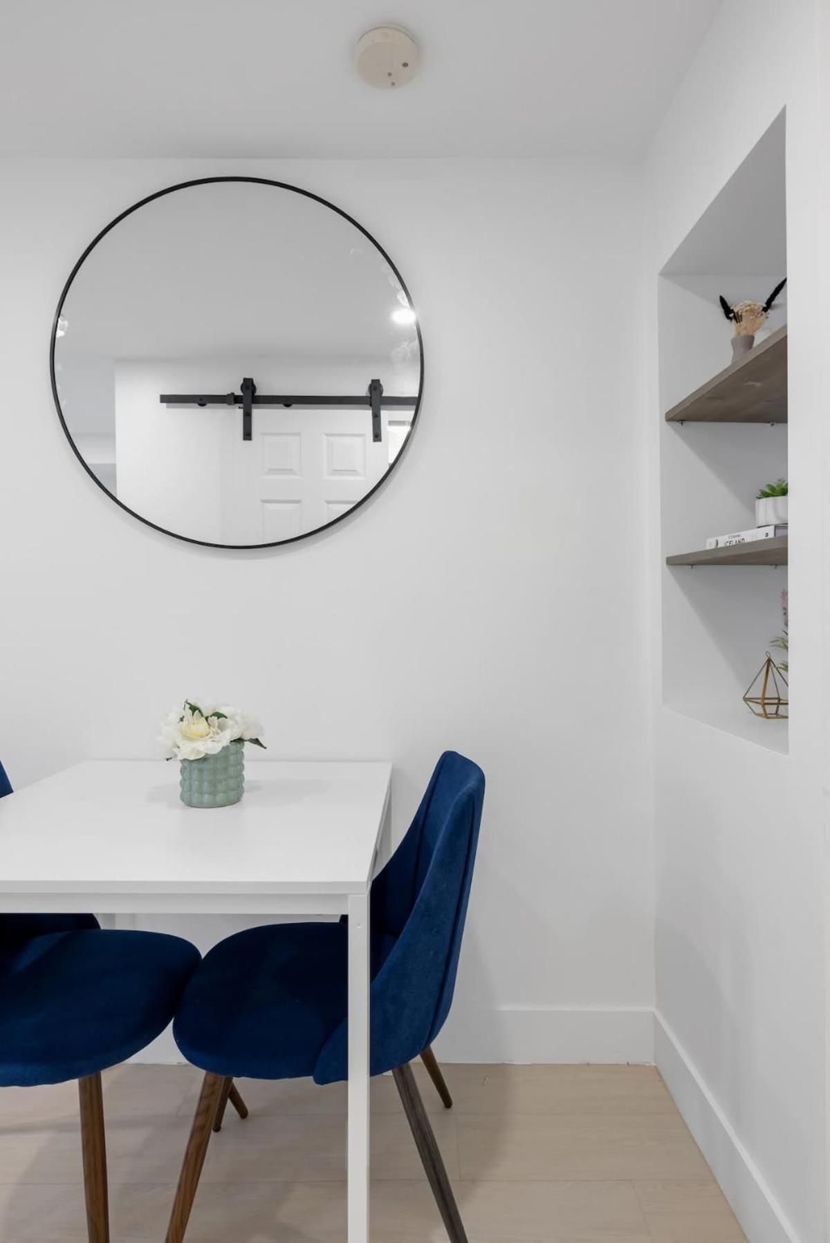 Cozy Lower Level In Trendy Neighbourhood Apartment *