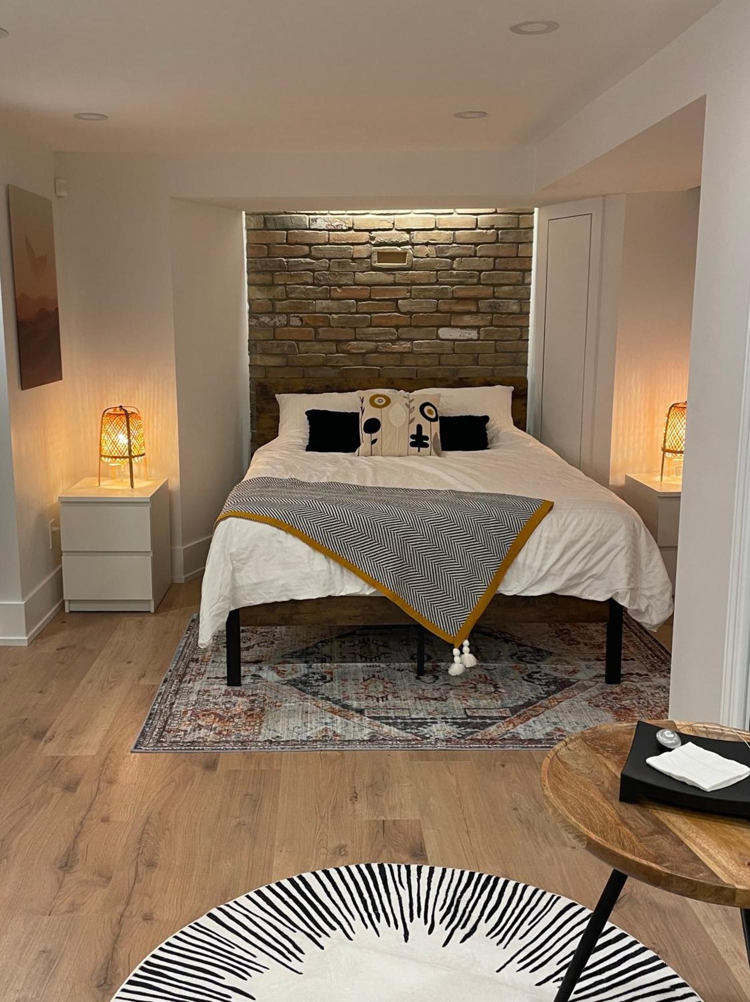Chaplin Crescent Apartment *