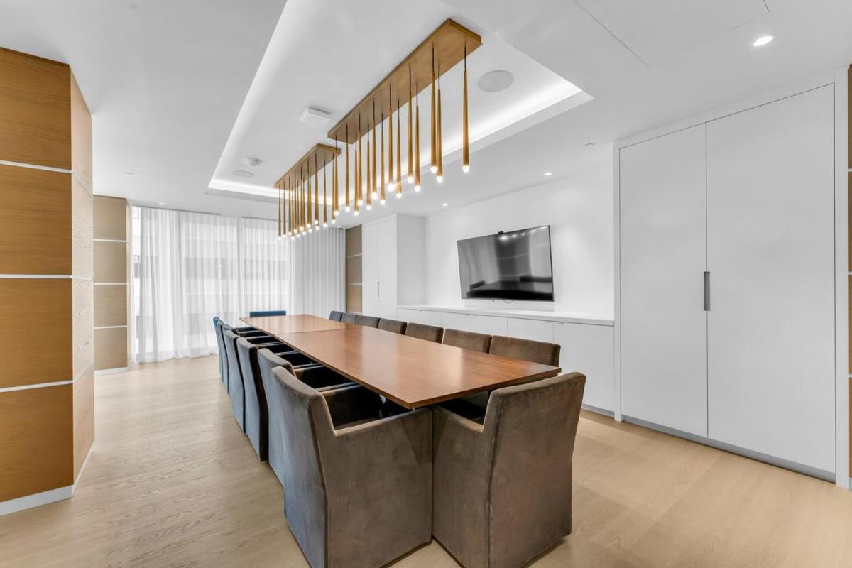 Executive 1 Bedroom Close To Four Seasons Yorkville! Apartment *