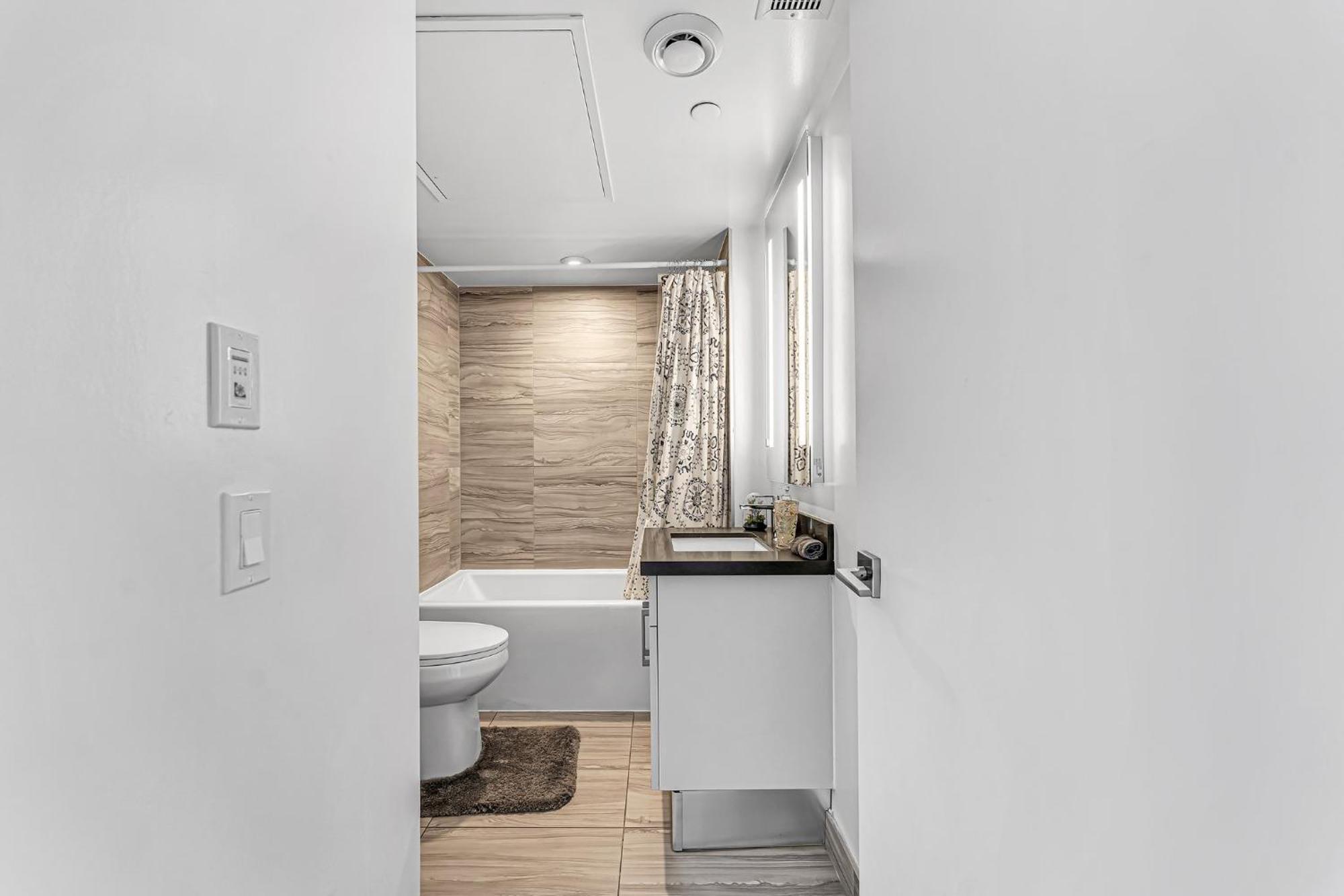 Executive 1 Bedroom Close To Four Seasons Yorkville! Apartment