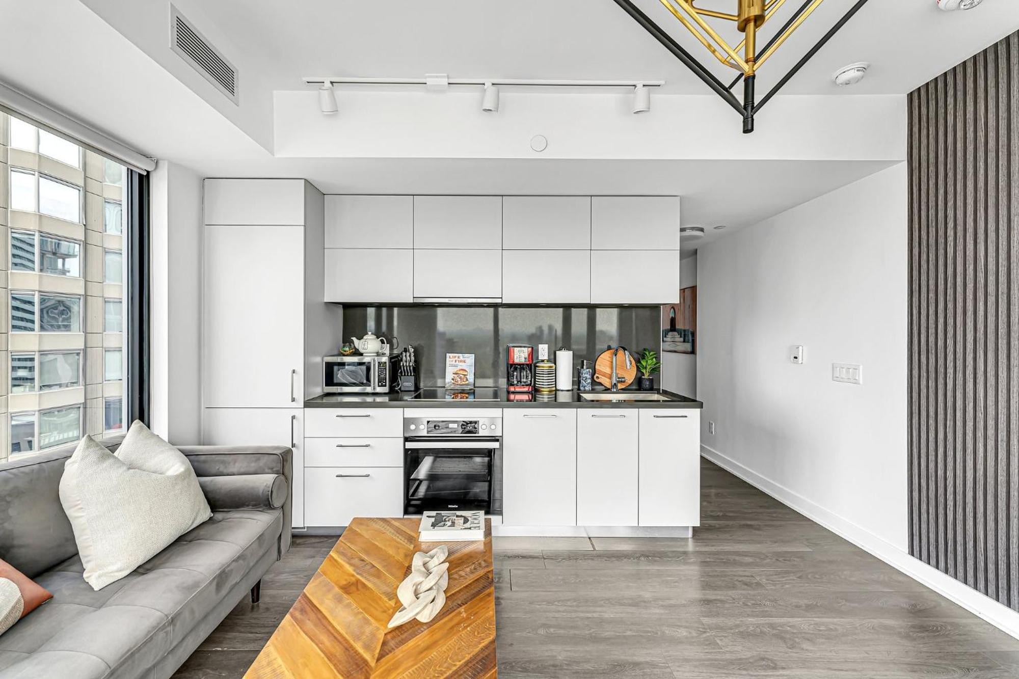 Executive 1 Bedroom Close To Four Seasons Yorkville! Toronto