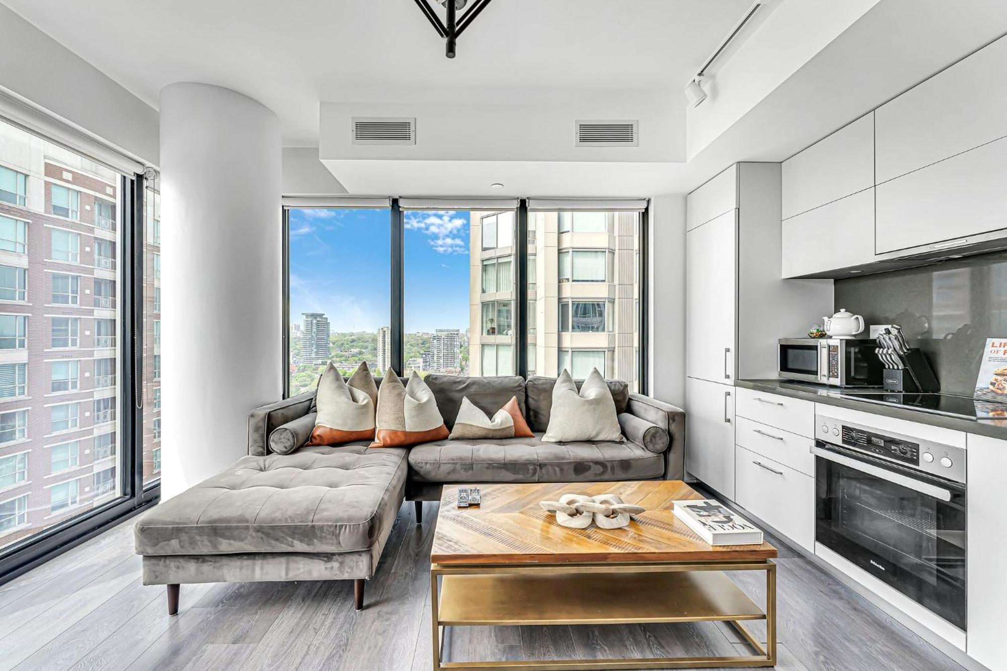 Executive 1 Bedroom Close To Four Seasons Yorkville! Toronto