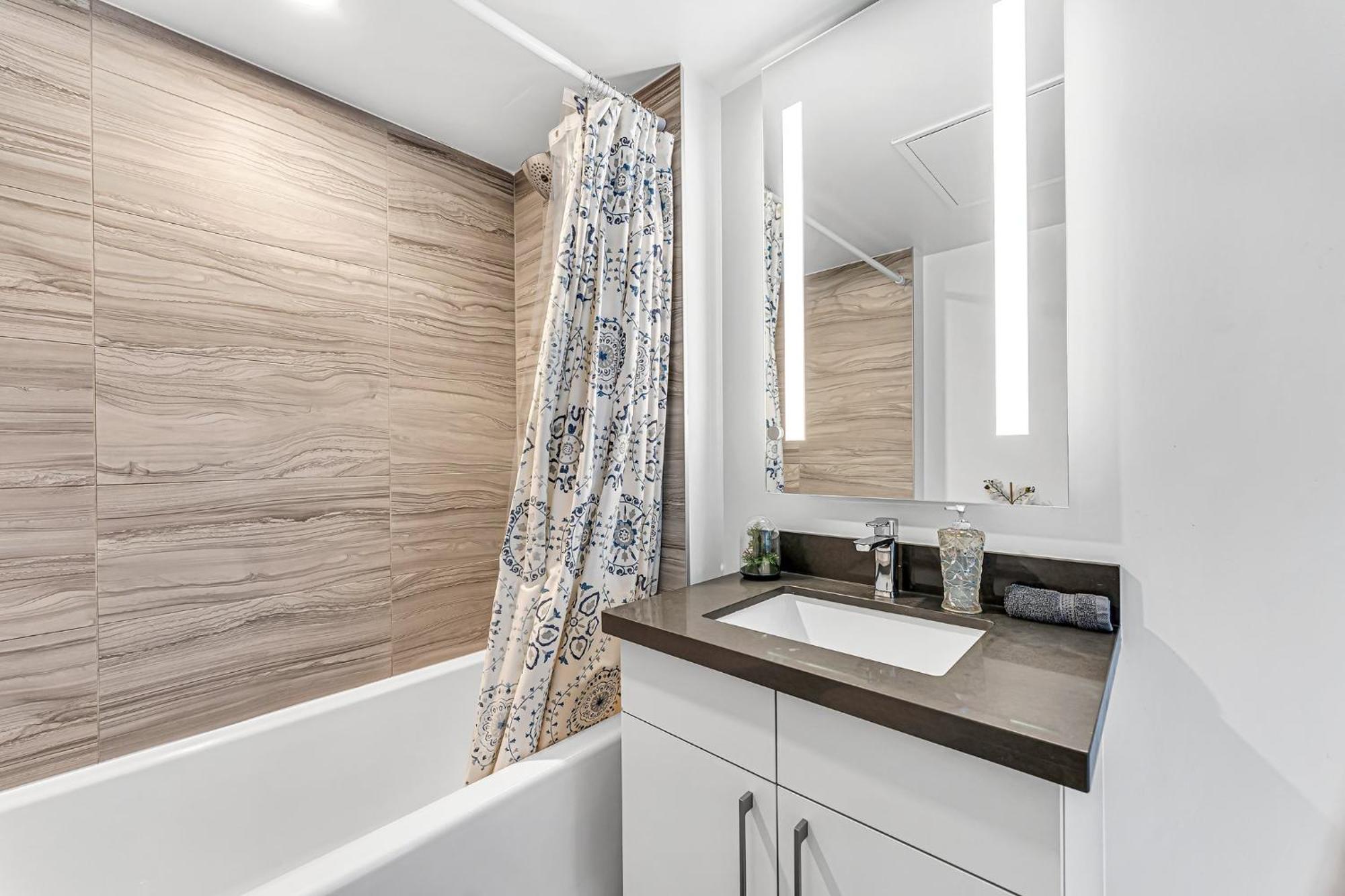 Executive 1 Bedroom Close To Four Seasons Yorkville! Apartment *