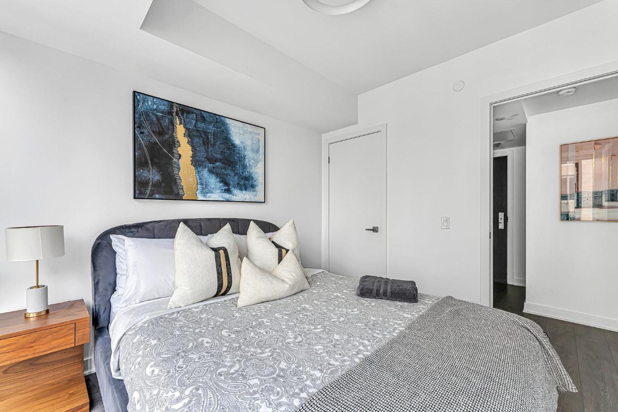 Executive 1 Bedroom Close To Four Seasons Yorkville! * Toronto